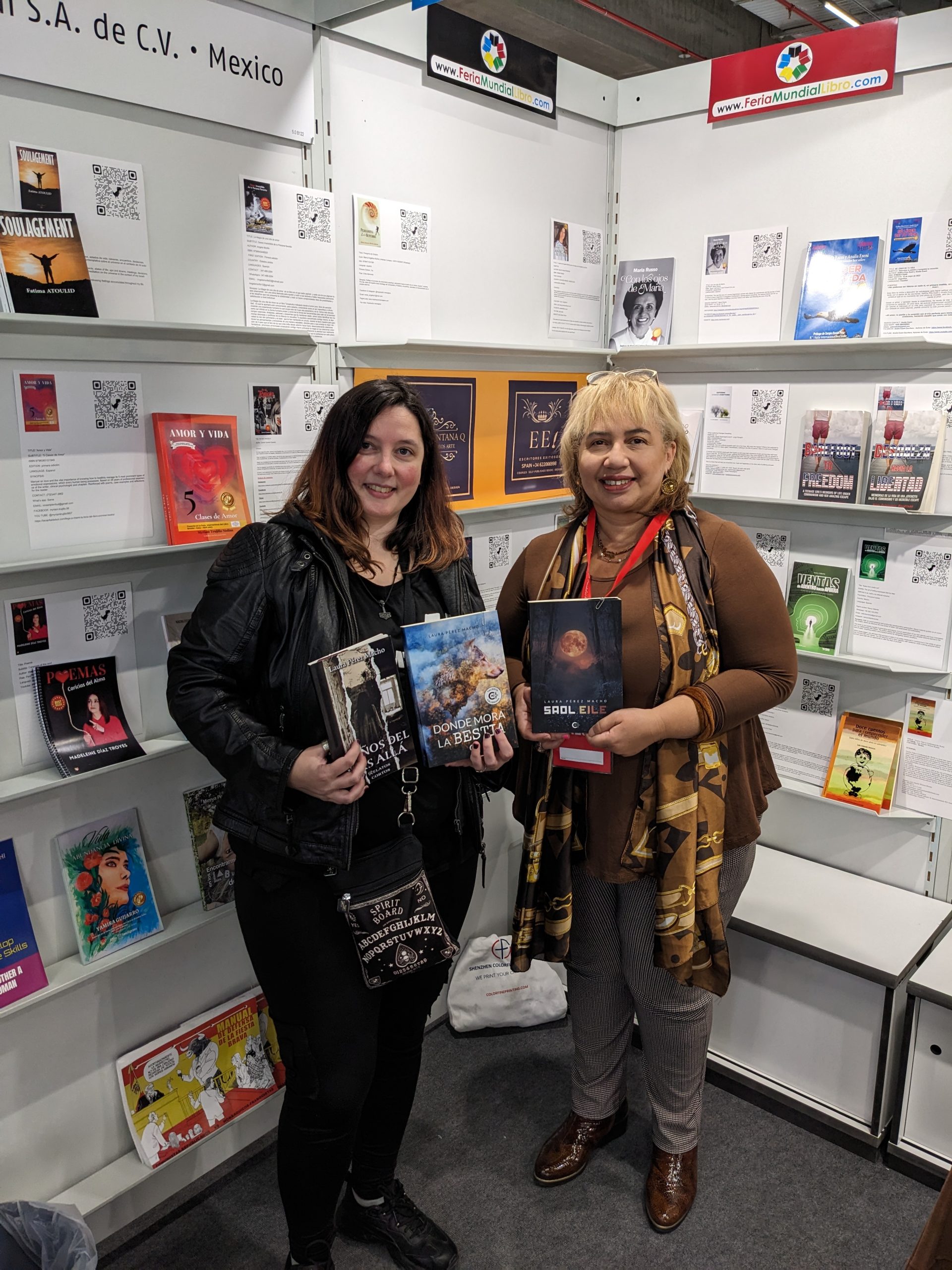 La autora Laura Pérez Macho con Soraya Quintana en la Frankfurter Buchmesse 2023
